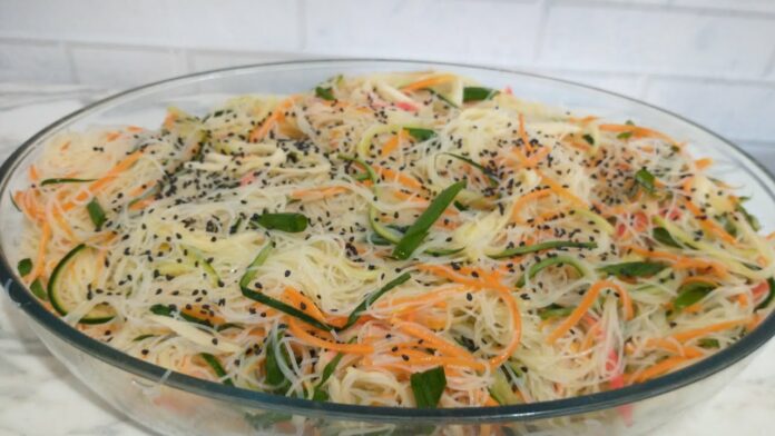 Salada de Macarrão de Arroz para Celíacos com Legumes e Molho de Amendoim
